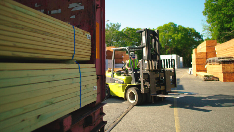 Kuiken Brothers Receives Fully Loaded Railcar with Pressure Treated